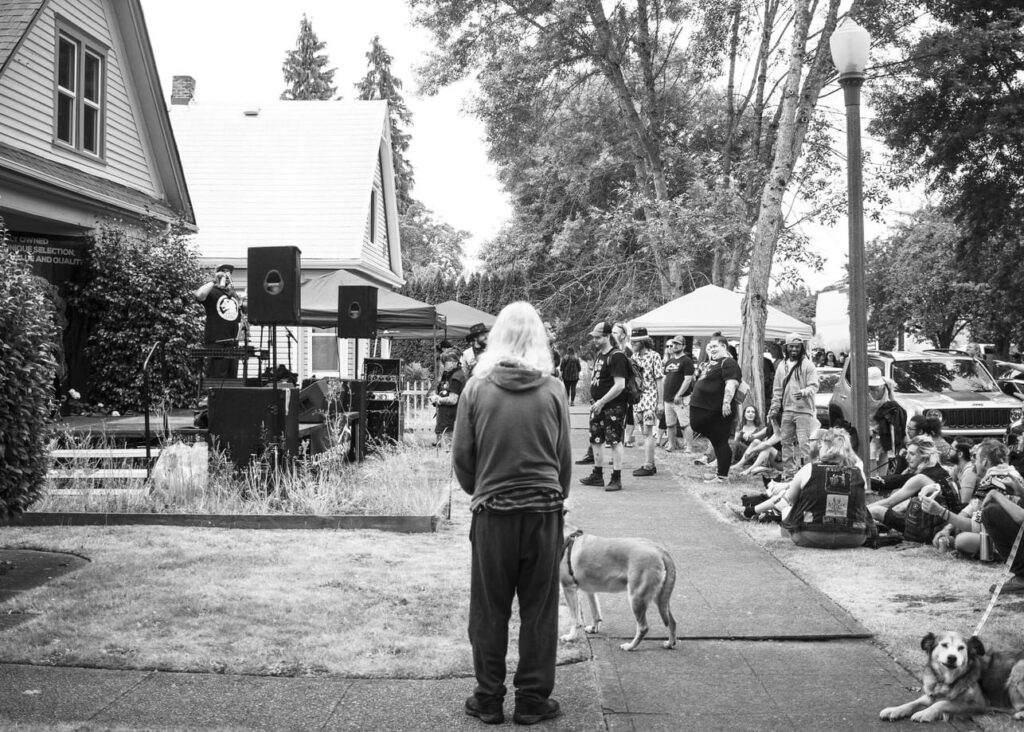 A picture of the crowd at Tacoma Porchfest